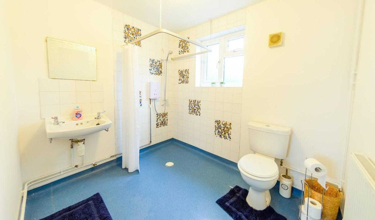 4 Bed - 2 Baths 1 Walk In Shower Lots Of Parking Ipswich Exteriér fotografie